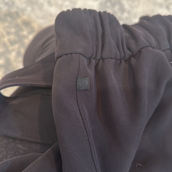 Lululemon Noir Crop Pant Size 8 - Picture 3 of 4